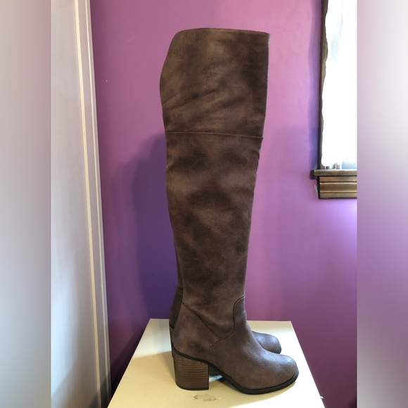 Hinge Canton Over the knee boot. Color Brown. Size 7. - Picture 7 of 11
